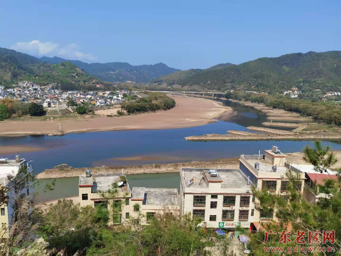 在笔枝尾山顶远眺三河坝.jpeg