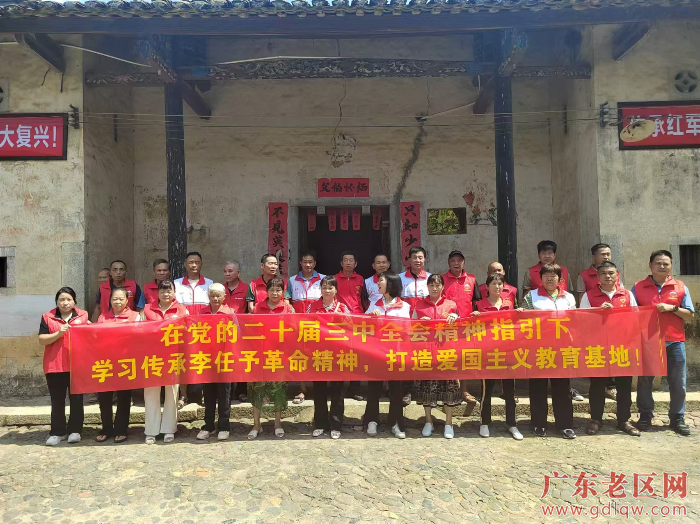 1党员干部群众参加学习现场。潘俊才摄 (6).jpg
