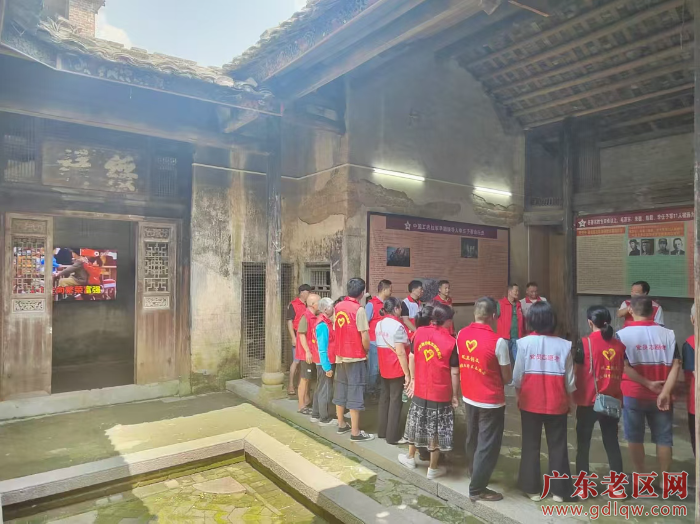 党员干部群众参加学习现场。潘俊才摄 (1).jpg