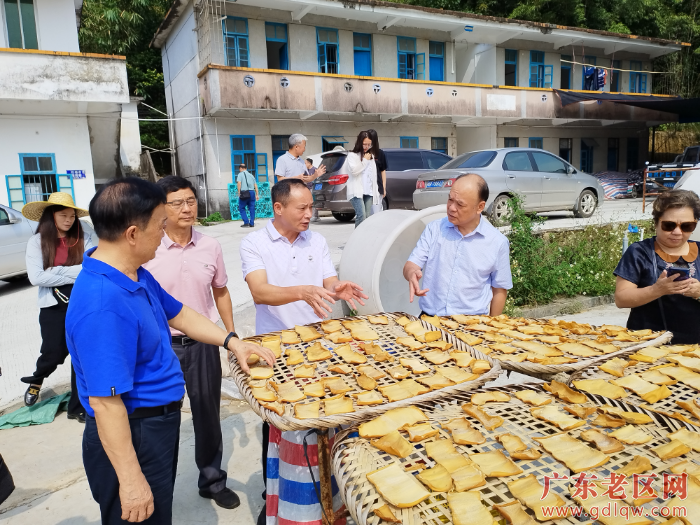 调研组在清城区高塱参观笋竹加工厂.jpg