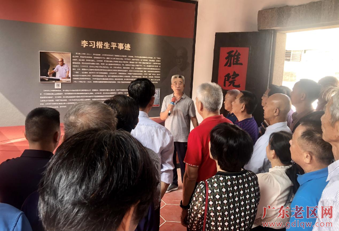 潮州红色文化宣讲员陶永庆向参观团讲述革命历史.png