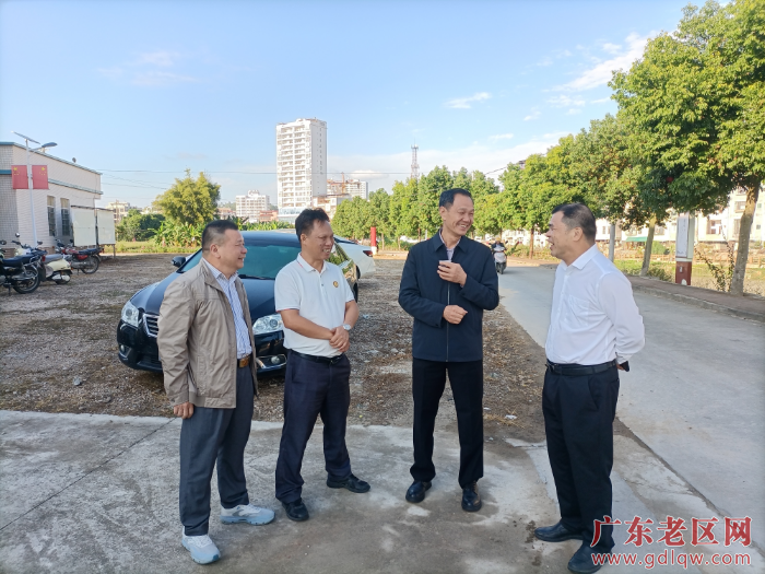 图为茂名市老促会会长罗明（右二）深入高州市调研红色历史展馆维护利用工作.jpg