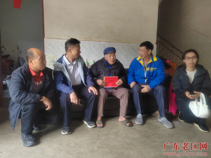 慰问组在慰问“老交通员”张庶珍同志.jpg