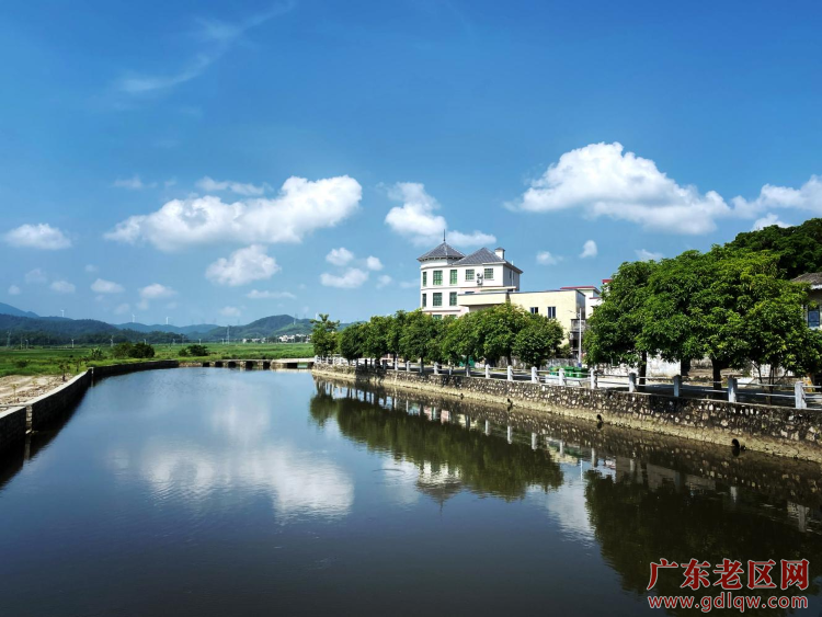 大步头村“一河两岸”.png