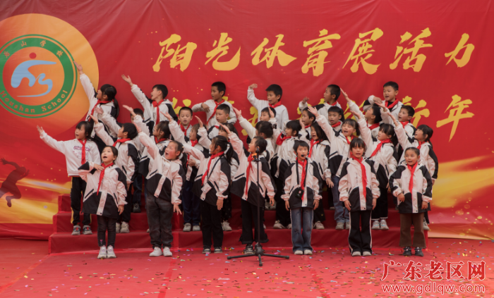 学生们用真挚的情感和生动的表演.JPG
