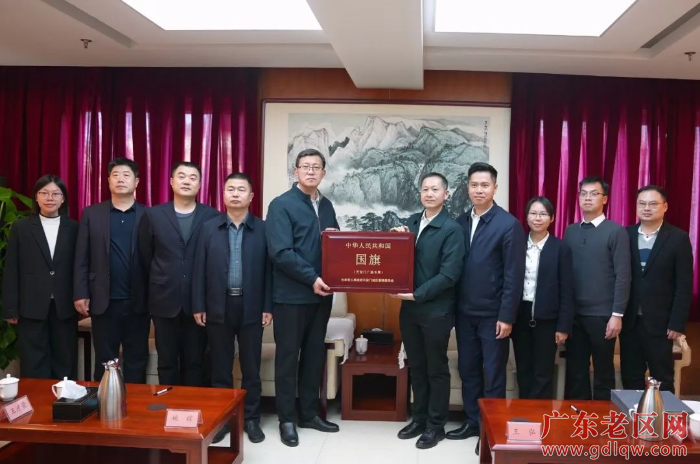 赠送国旗现场.jpg