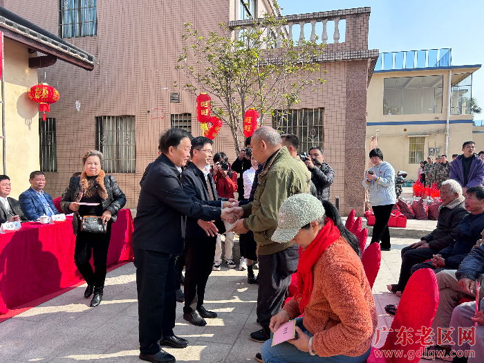市老促会会长谢土新慰问五老人员.jpg