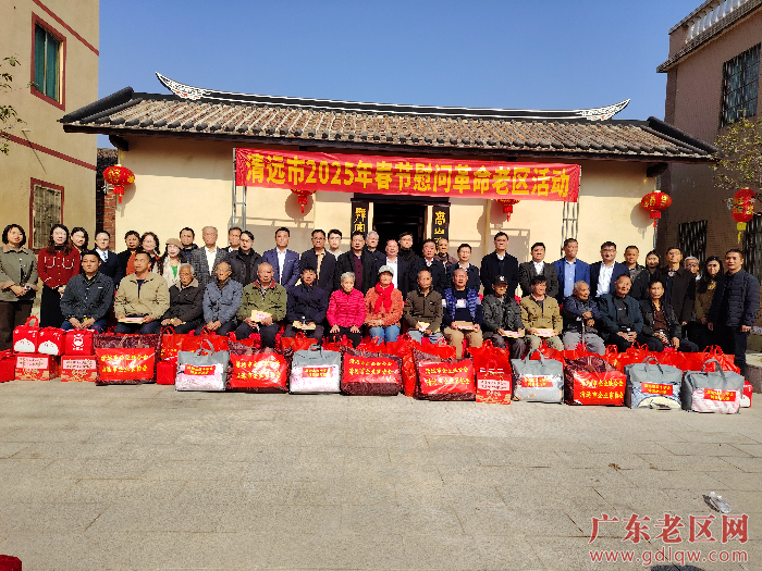 2领导与受慰问人员合影留念.jpg