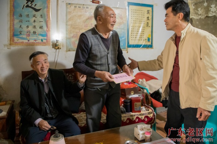 深入“五老人员”林木奇家中,与他们拉家常,并送上大米、食用油和慰问金.JPG