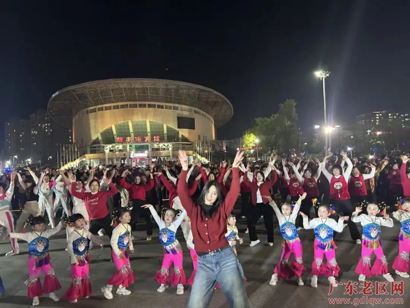 1月29日晚上，2025年喜迎新春舞动新丰快闪舞蹈嘉年华在该县文体广场拉开帷幕，开启新年新气象，为新丰老区的春节增添了一份别样的精彩。（潘俊才、新旅）1.jpg
