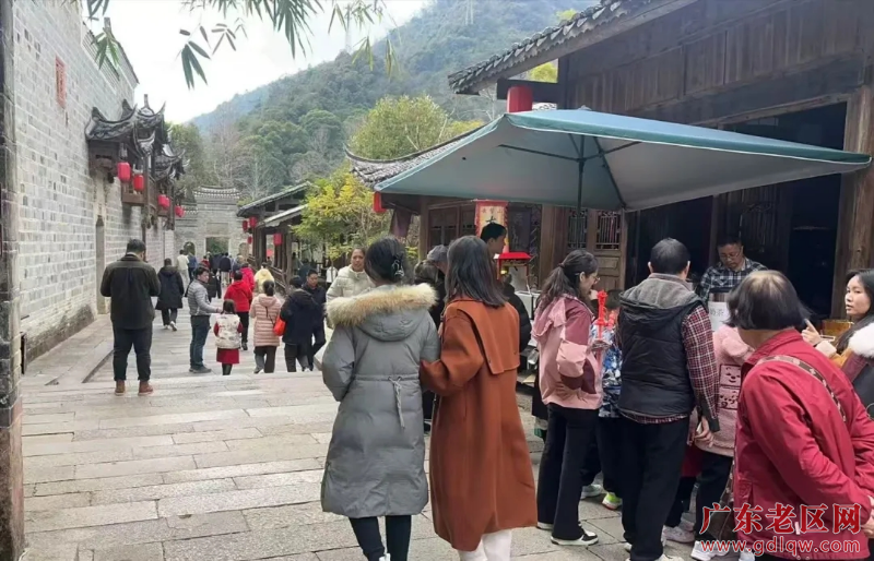 春节期间，各地游客畅游新丰云髻山 (2).jpg