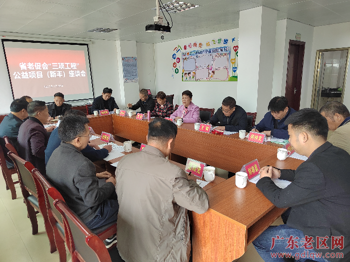 召开座谈会。潘俊才摄 (2).jpg
