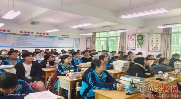 高三学生认真倾听红色思政课.png