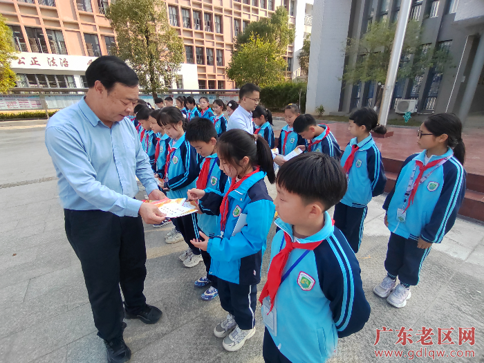 县老促会领导派发红色文化读物。潘俊才摄 (1).jpg