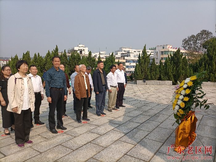 图为广东南路革命后代代表唐舒明(前右三)、唐波(前左一)等一行瞻仰高州革命烈士纪念碑.png