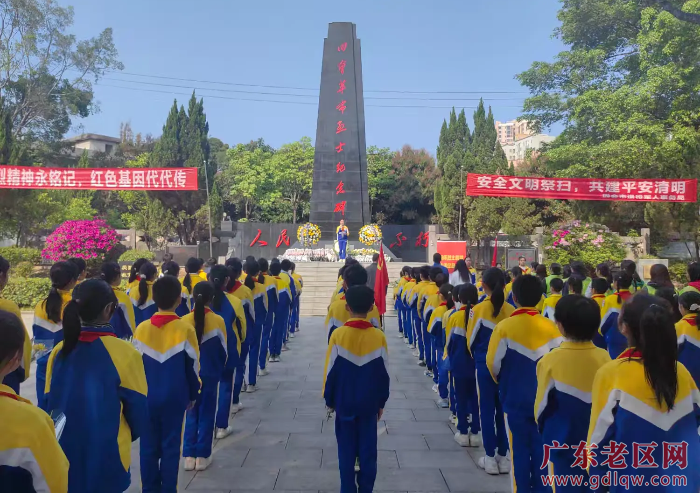 1曾泳淇副大队长带领着少先队员们学习革命先烈的事迹.png