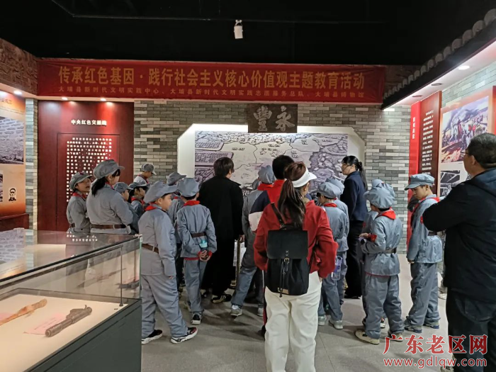 1追寻红色记忆 厚植家国情怀.jpg