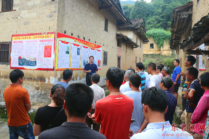 党员干部群众在天堂山抗日革命根据地参观学习.JPG