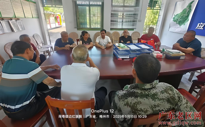 1 都康村等领导在荷玉村“两委”会进行亲密座谈交流。.png