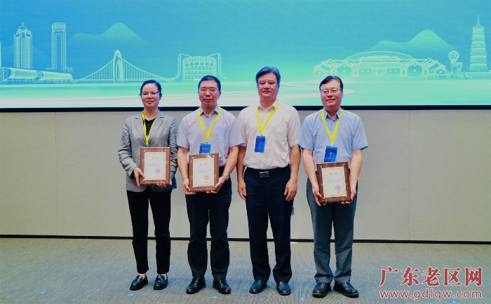 大埔县委书记黄增国为3位专家颁发大埔县产业高质量发展顾问聘书.jpeg