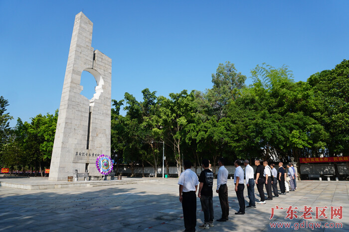 江门市（县）两级老促会到宁明县烈士陵园革命烈士纪念碑献上花圈，缅怀革命英烈，致敬英雄1.jpg