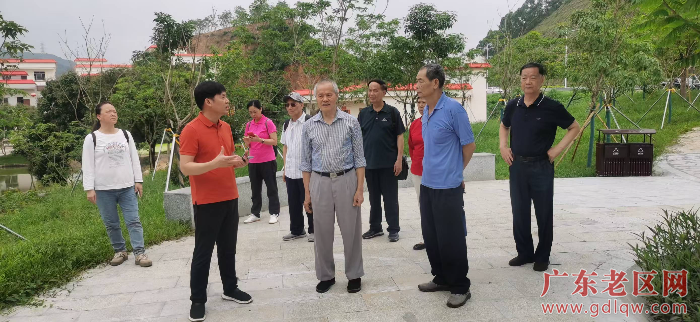 2听取大沙镇领导介绍岗尾村百千万工程建设情况 (2).jpg