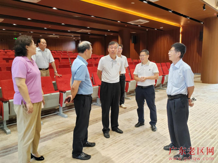 2调研组了解吴川市图书馆建馆情况.png