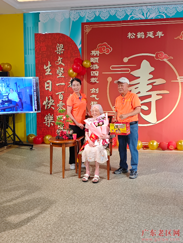 2老战士后裔与梁文坚拍照留念.jpg