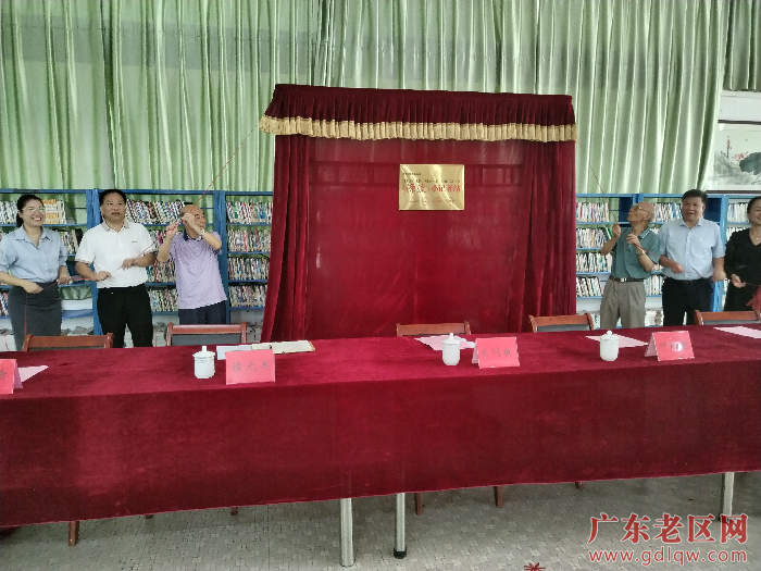 1关则敬、叶均盛、谭元军、黄万远、齐爱丽、邱洵瑜为《源流》小记者站揭牌.jpg