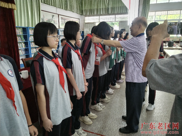 2颁发《源流》小记者证.jpg