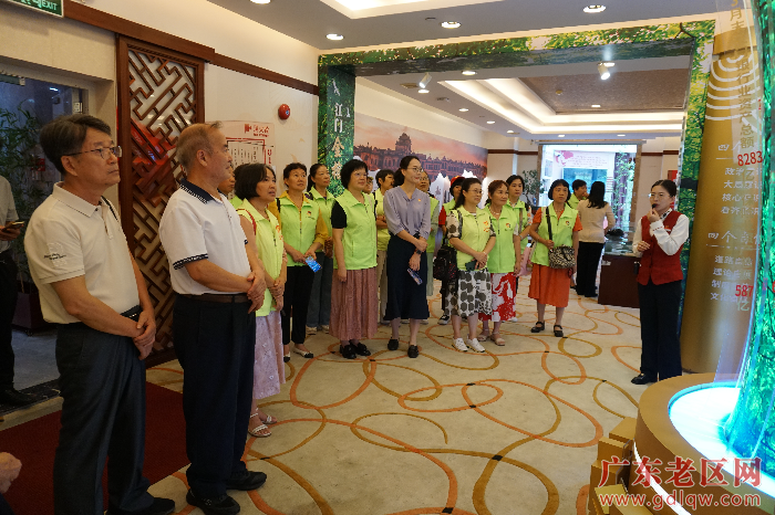 党员们认真聆听中信银行讲解员讲述相关党建工作.jpg