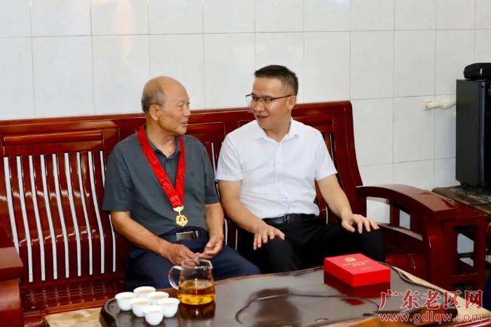 罗达祥慰问党员.jpg