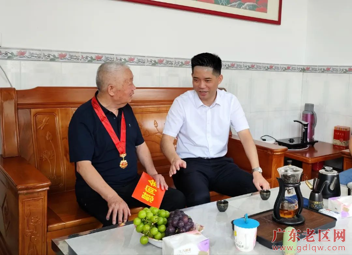 赵超文慰问党员.jpg
