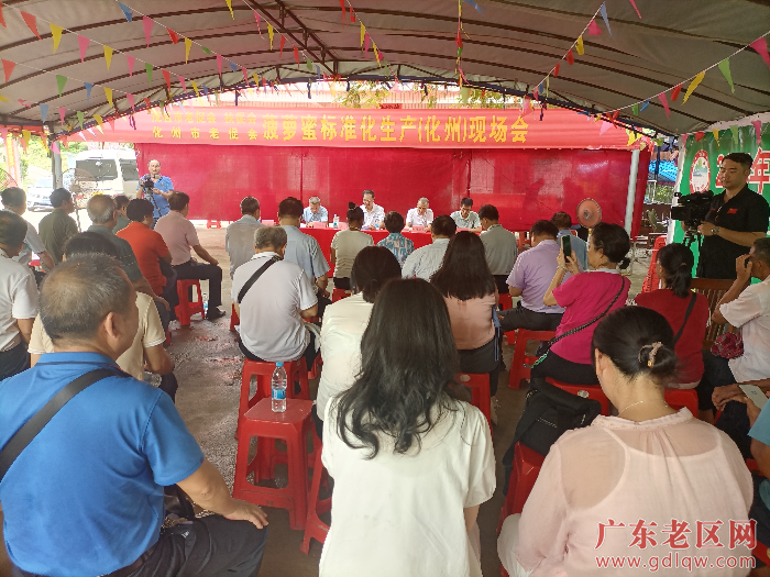 图为茂名市老促会在化州老区召开“推广菠萝蜜标准化生技术现场会”.jpg