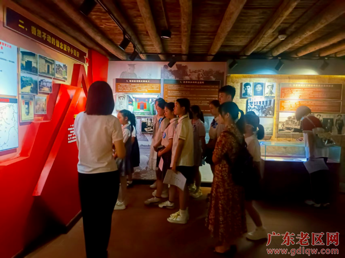参赛者参观红色景点荣昌堂.png