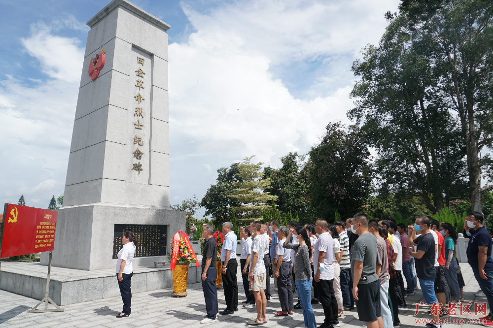 黄娴丽 2021年5月24日，江门市、新会区老促会会同新会区大泽镇、田金村举办党日活动。图为党员在田金革命烈士纪念碑前重温入党誓词。（黄娴丽，江门市老促会，07503350191）.jpg