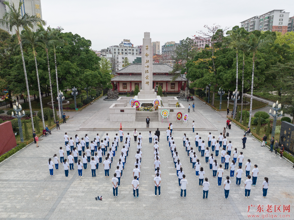59《向革命烈士献鲜花》张思杰拍摄于普宁人民公园.JPG
