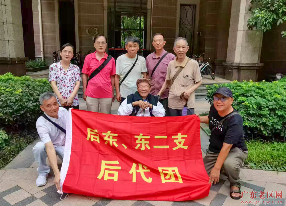 探望百岁抗战老战士李岗2+郑伟燕.jpg