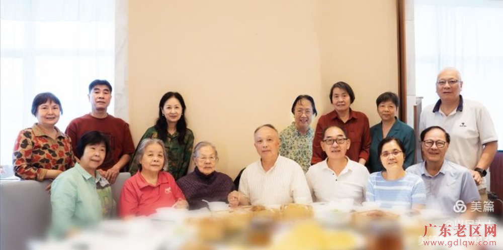 慰问百岁抗战老战士曾还2.jpg