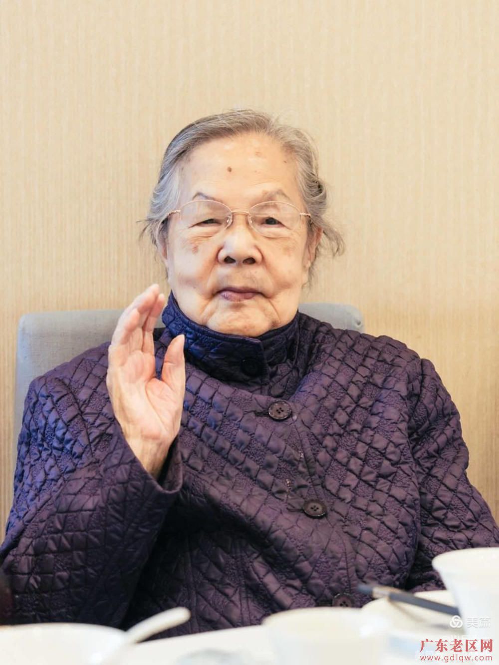 慰问百岁抗战老战士曾还 郑纪军.jpg