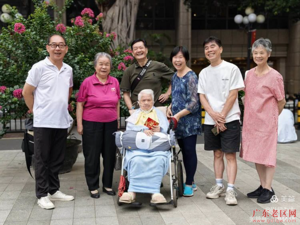 慰问百岁抗战老战士黎惠仪 郑纪军.jpg