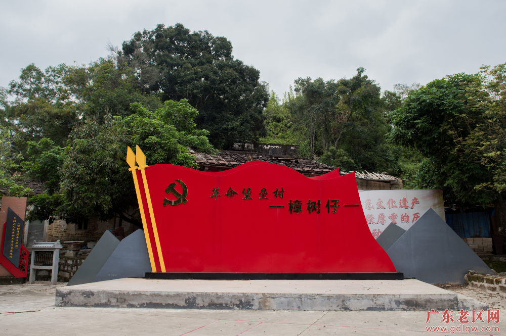 《革命堡垒村——樟树仔》(王晓钦)1.png