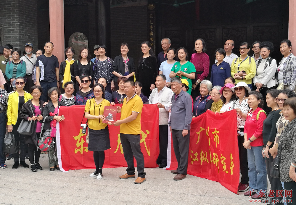 8.  广州增城区增江街江街大埔围村，是增城革命老区、爱国主义教育基地2019 东纵后代红色之旅  向老区赠送关于东江纵队的资料+王英.jpg