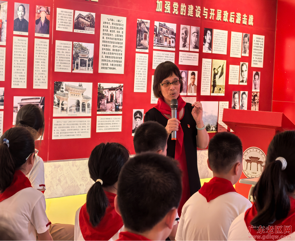 《“六一”的礼物》（珠江纵队后代到中山市三乡镇大布学校捐款，参与党史教育活动）+郑纪军3.png