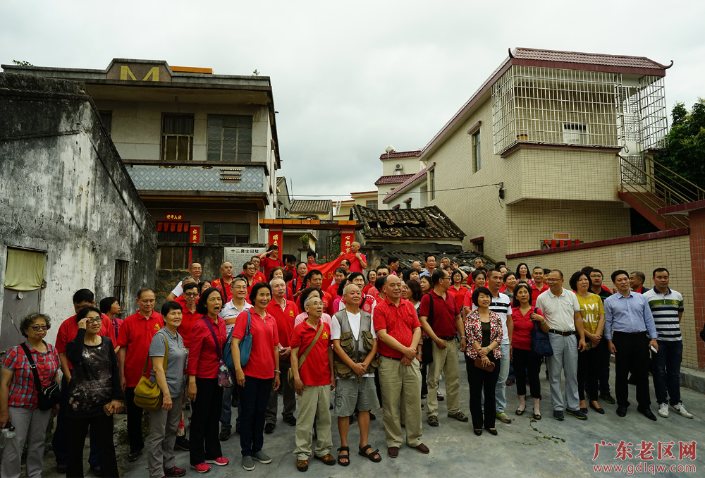 参观 十二勇士旧址 + 郑纪军2.png