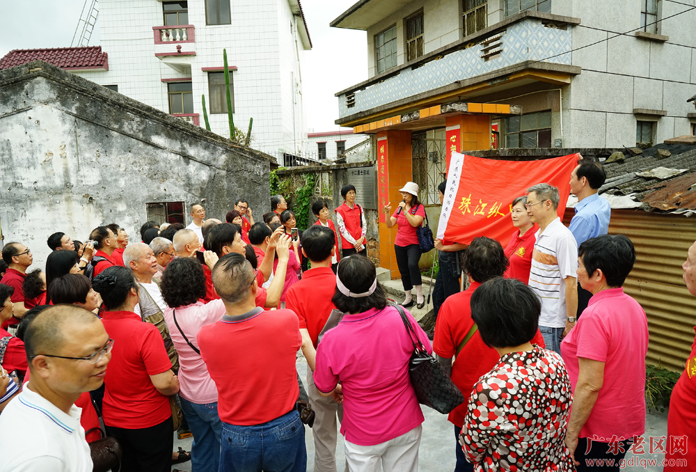 参观 十二勇士旧址 + 郑纪军4.png