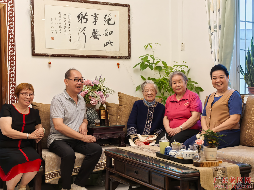 3.慰问珠江纵队老战士100岁的谭英前辈+ 郑纪军 18144828096 拷贝2.jpg