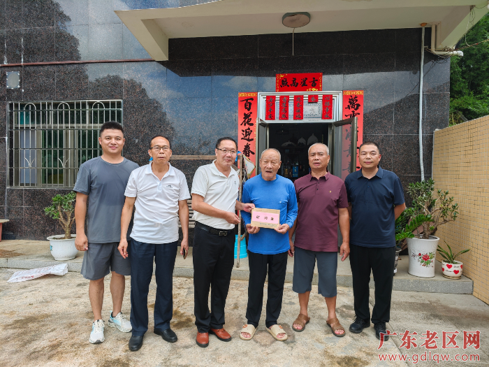 走访慰问活动现场 (1).jpg