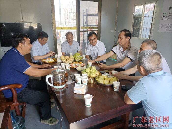 图为茂名市老促会深入化州市老区调研指导番石榴种植工作并召开座谈会.png