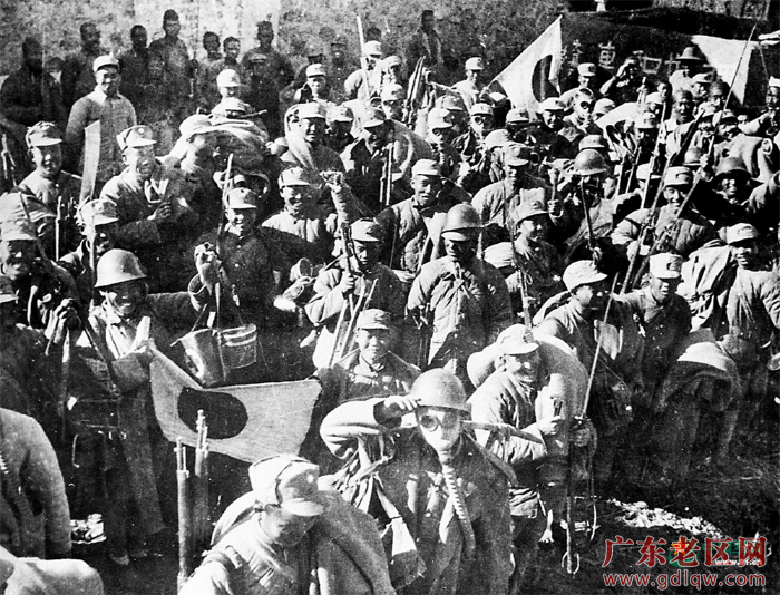 6  平型关战斗结束后，战士们高兴地背着缴获的战利品归来.png